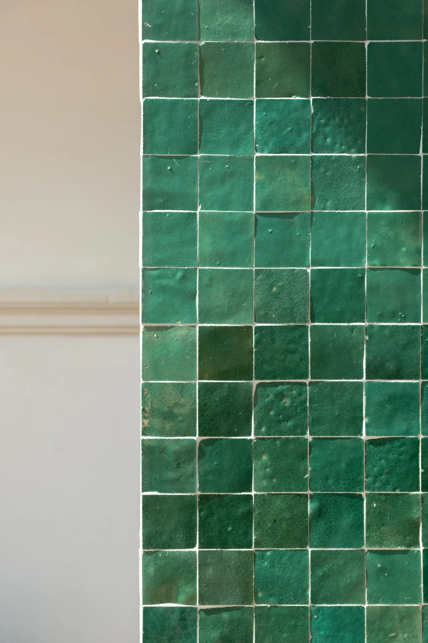 Fuoco — dettaglio del rivestimento verde del camino