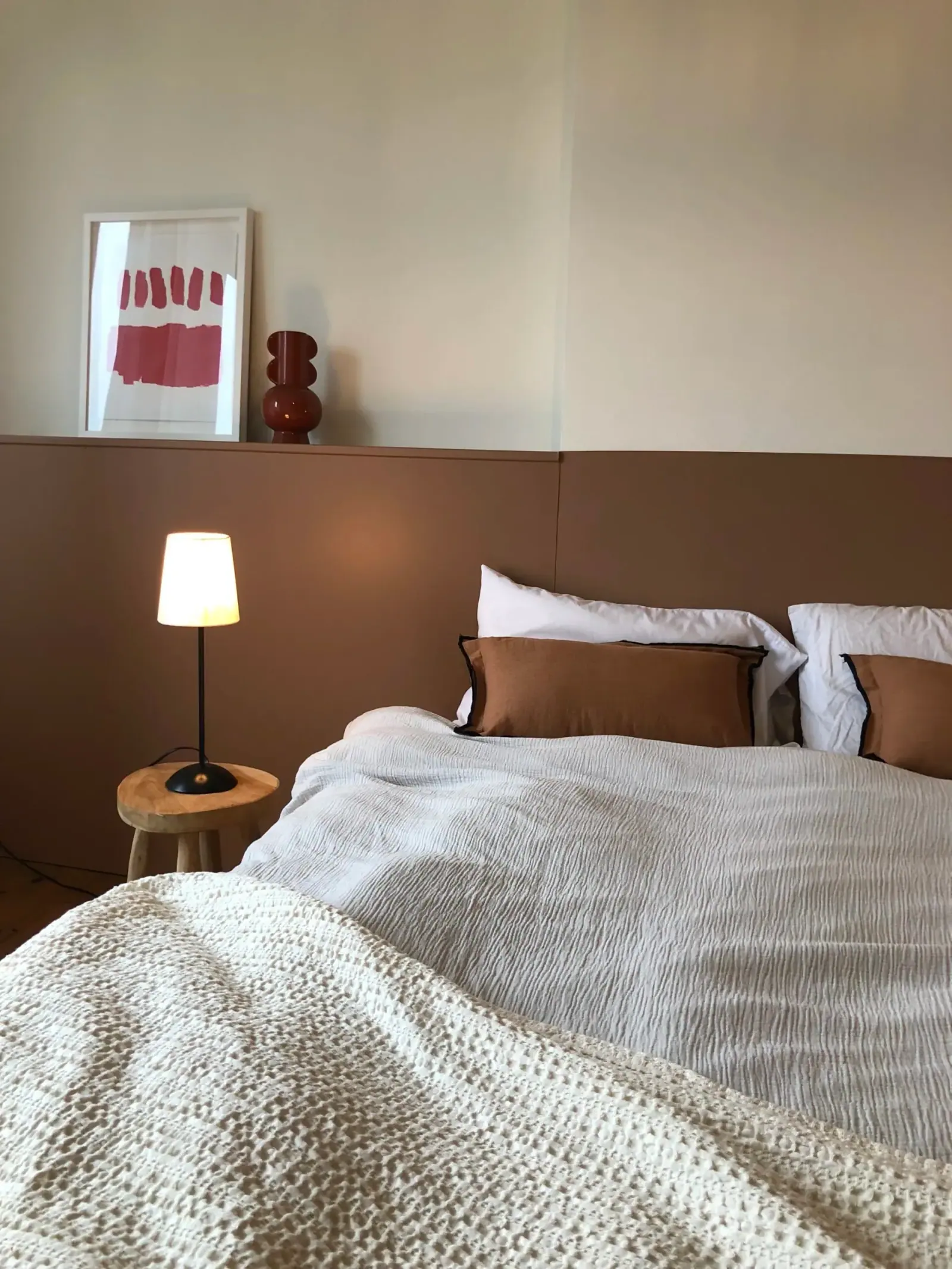 Rive Gauche — camera con zoccolatura in terracotta e biancheria da letto in lino
