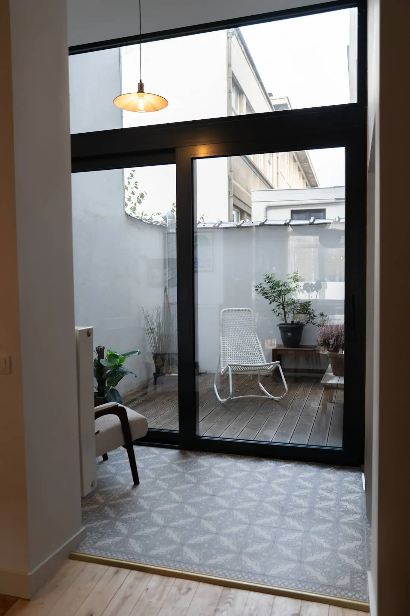 Schaerbeek — bathroom with walk-in shower and hexagonal floor