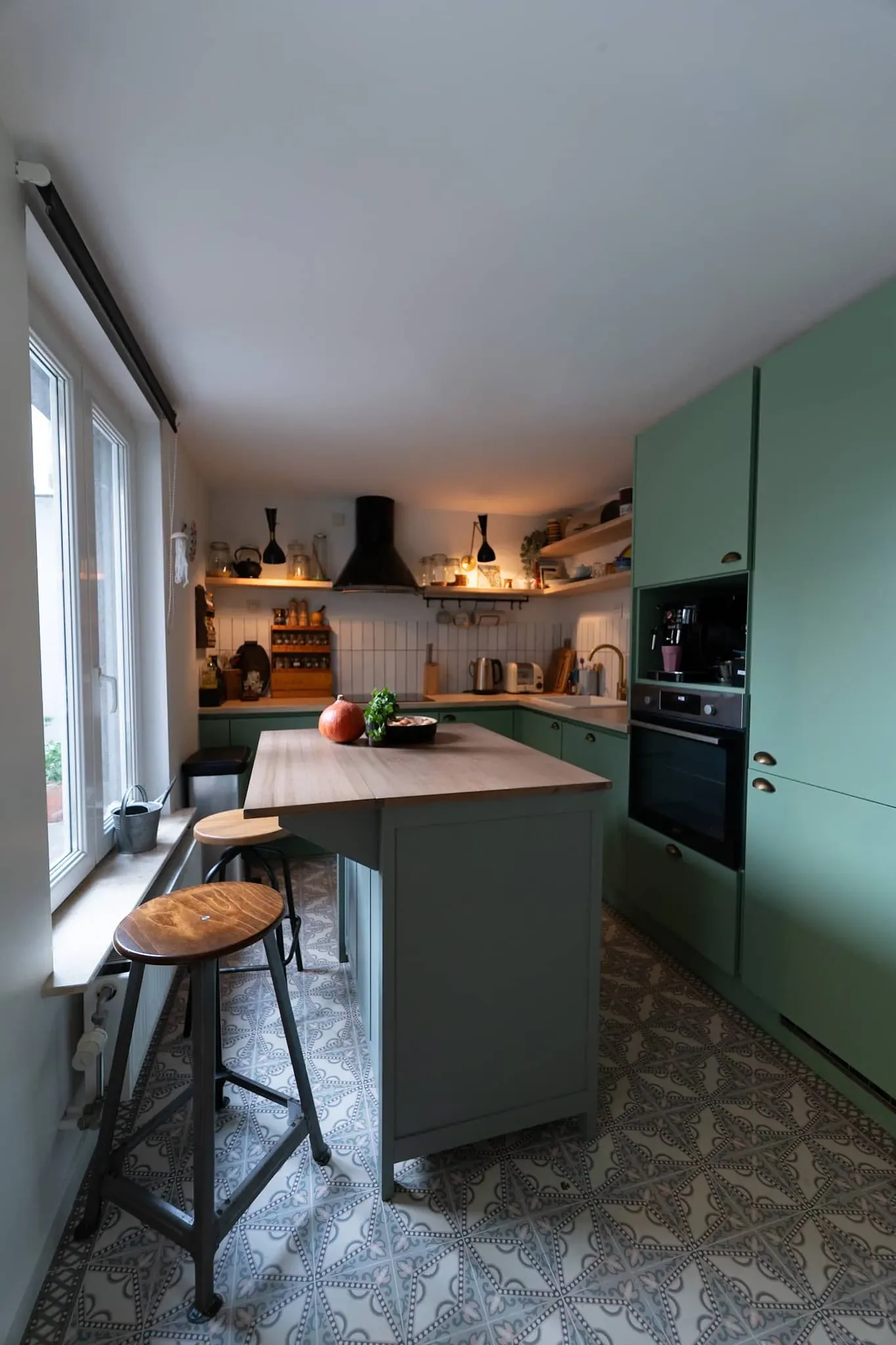 Schaerbeek — round basin and gold taps
