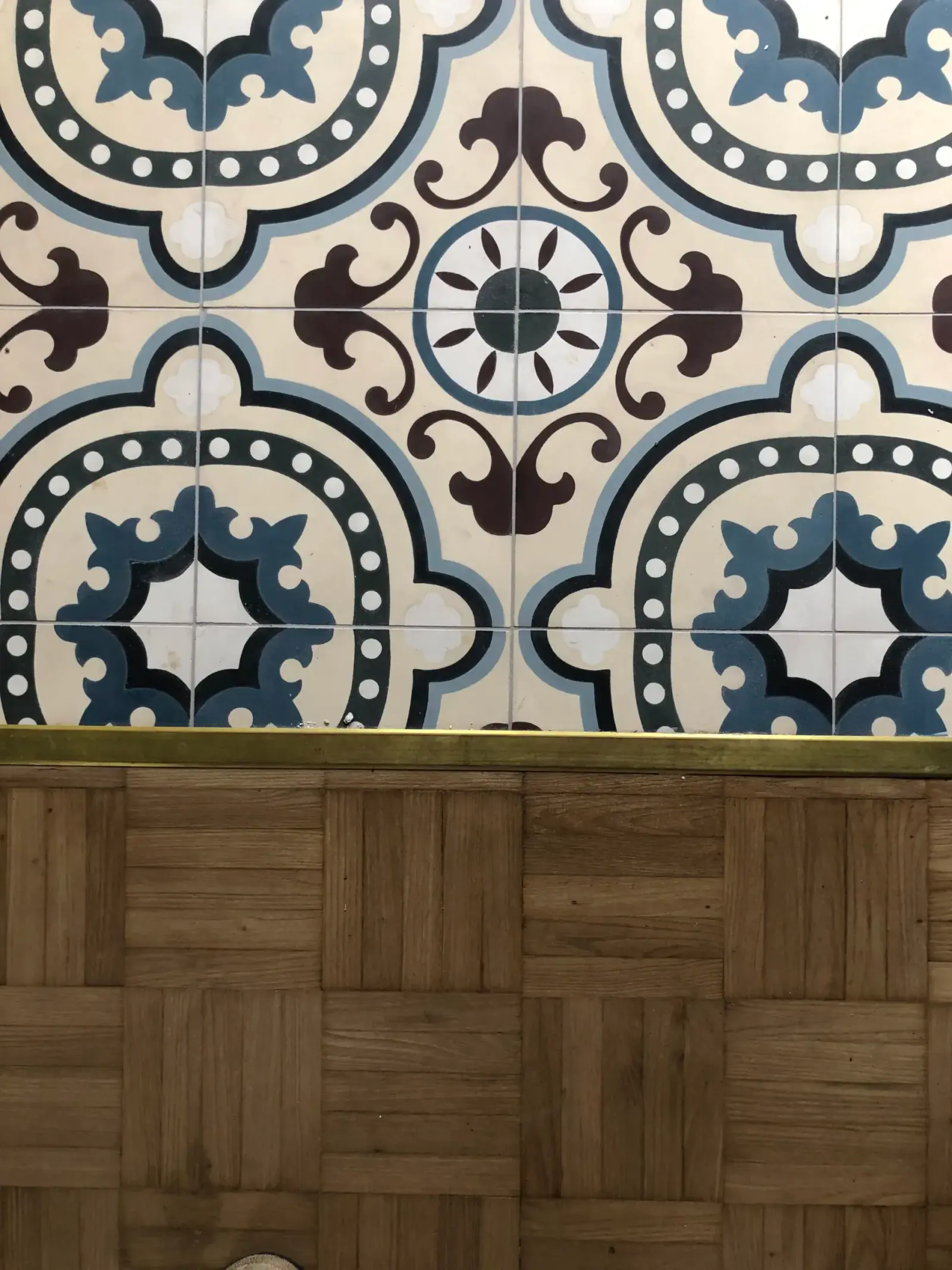 Sterrebeek — cementine blu decorate e rivestimento in legno, dettaglio